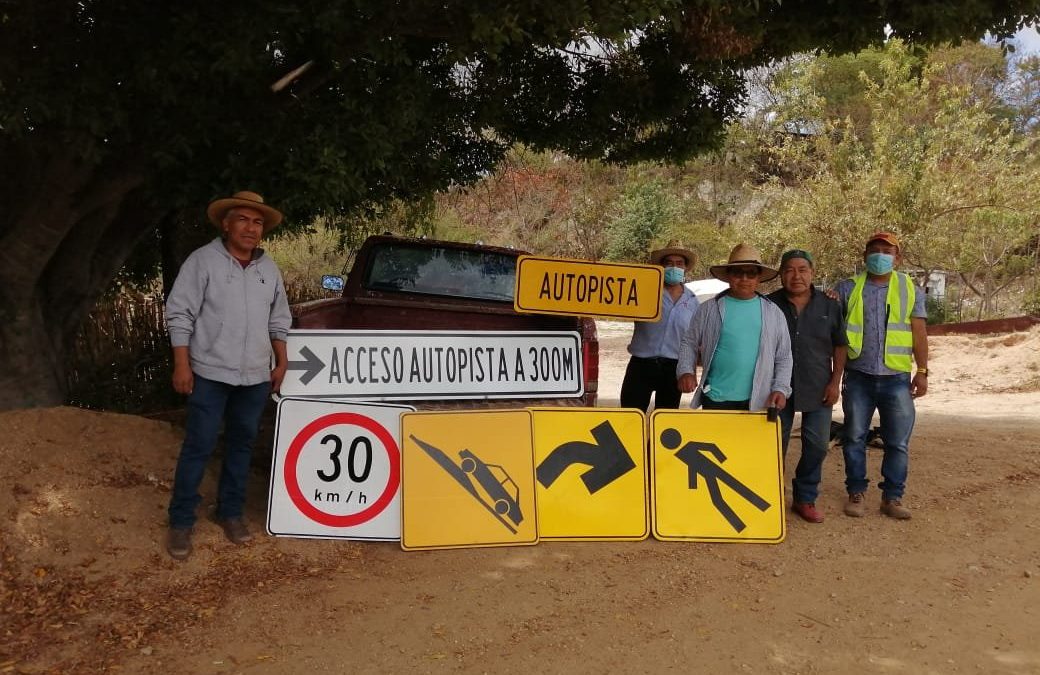 Trabajos de colocación de los señalamientos viales en la colonia Nueva Esperanza