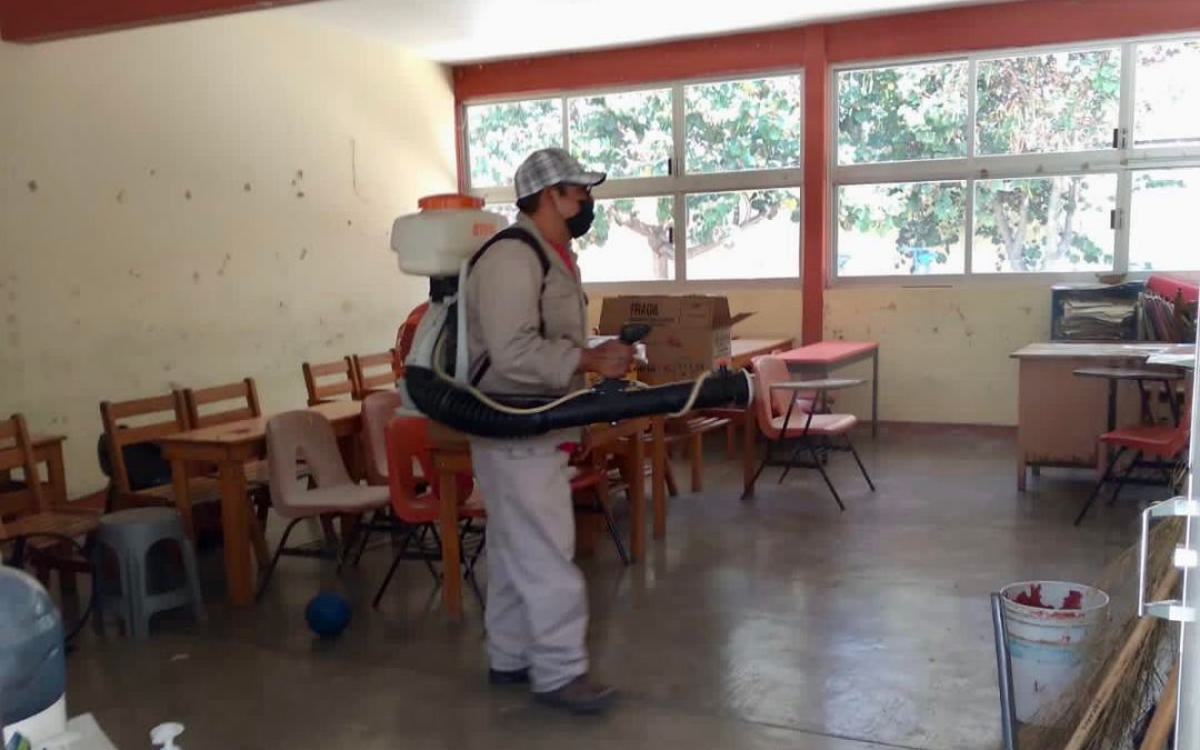 Fumigación en diferentes instituciones educativas de la comunidad: Jardín de Niños “Brígida García”, Escuela Primaria “Revolución” y Escuela Telesecundaria.