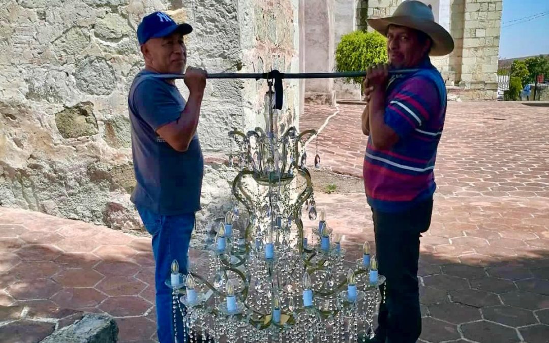 Donación de una lámpara candelabro.