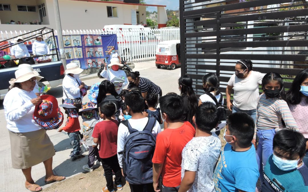 Entrega de obsequios a niñas y niños.