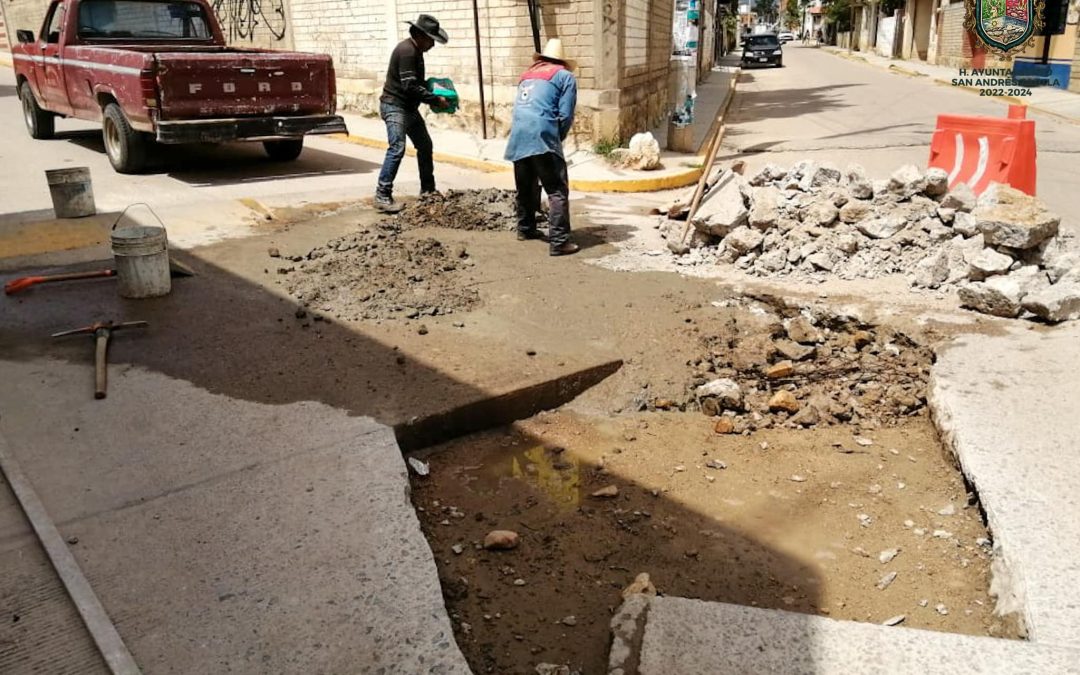 Colado con concreto hidráulico, en la calle Insurgentes Poniente esquina con la calle Constitución.￼