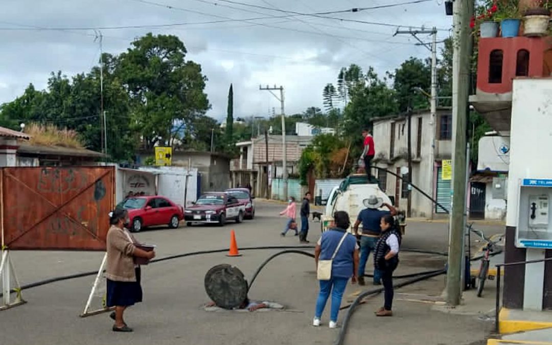 Desazolve del drenaje Calle Insurgentes