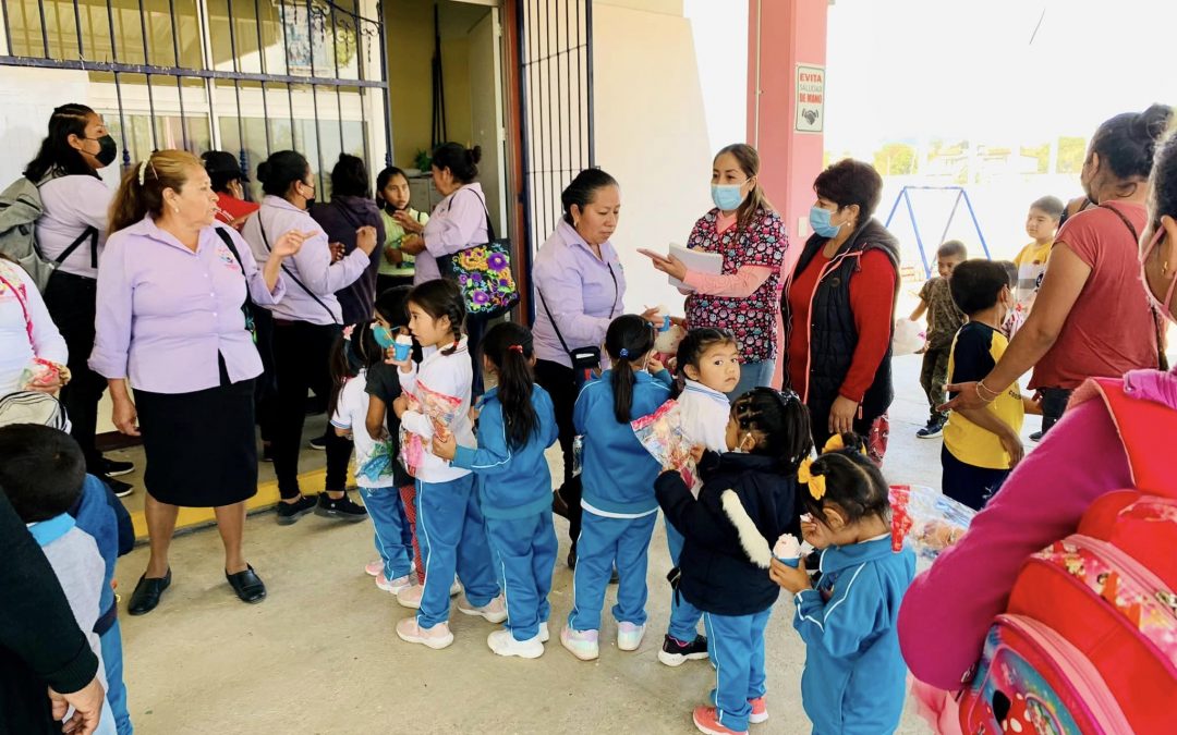 Entrega de obsequios a los niños y niñas de la Agencia de San Isidro.