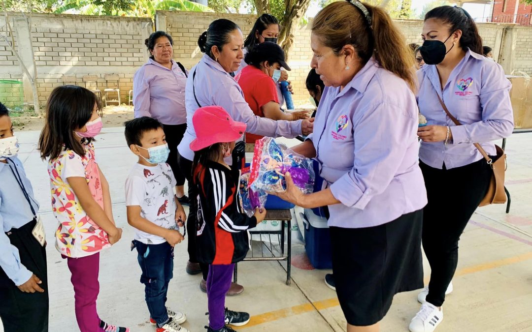 Entregar obsequios a los niños y niñas de la Agencia de Alemán.